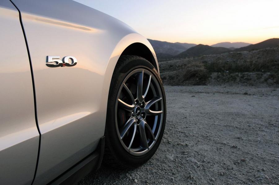  Ford Mustang GT 2011 года  (фото 39 из 90)